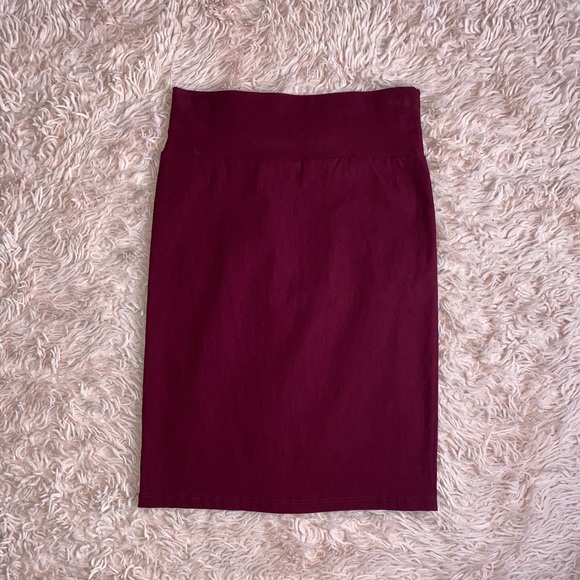 FITTED RED/BURGUNDY PENCIL SKIRT · SIZE M · FASHION OF NY · NWOT - Picture 2 of 4